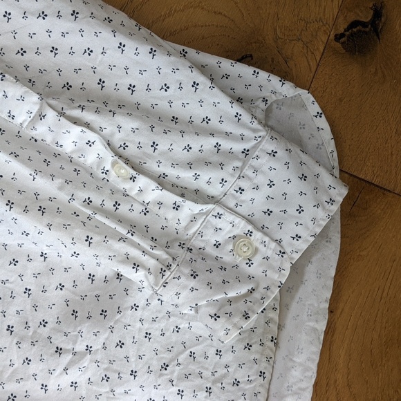 Gap men's button up dress shirt. Size XL. - Picture 5 of 6